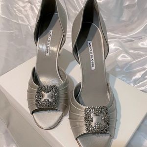Manolo Blahnik Cassiado Hangisi Grey satin Pumps